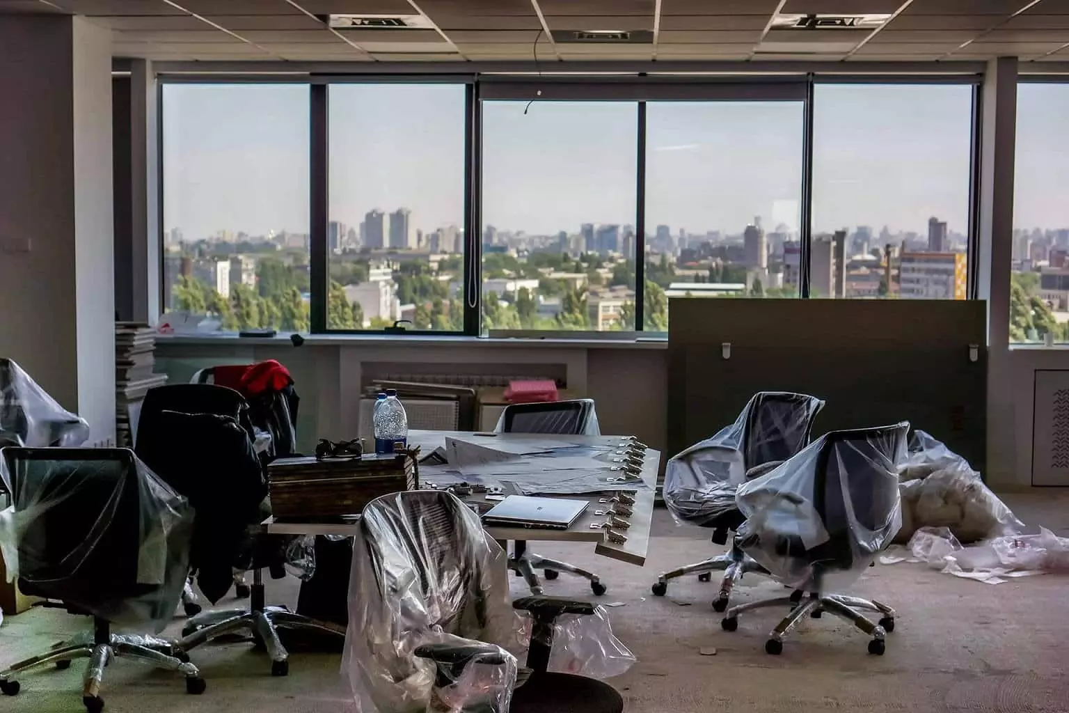 Firmenentrümpelung Bürostuhl eingepackt