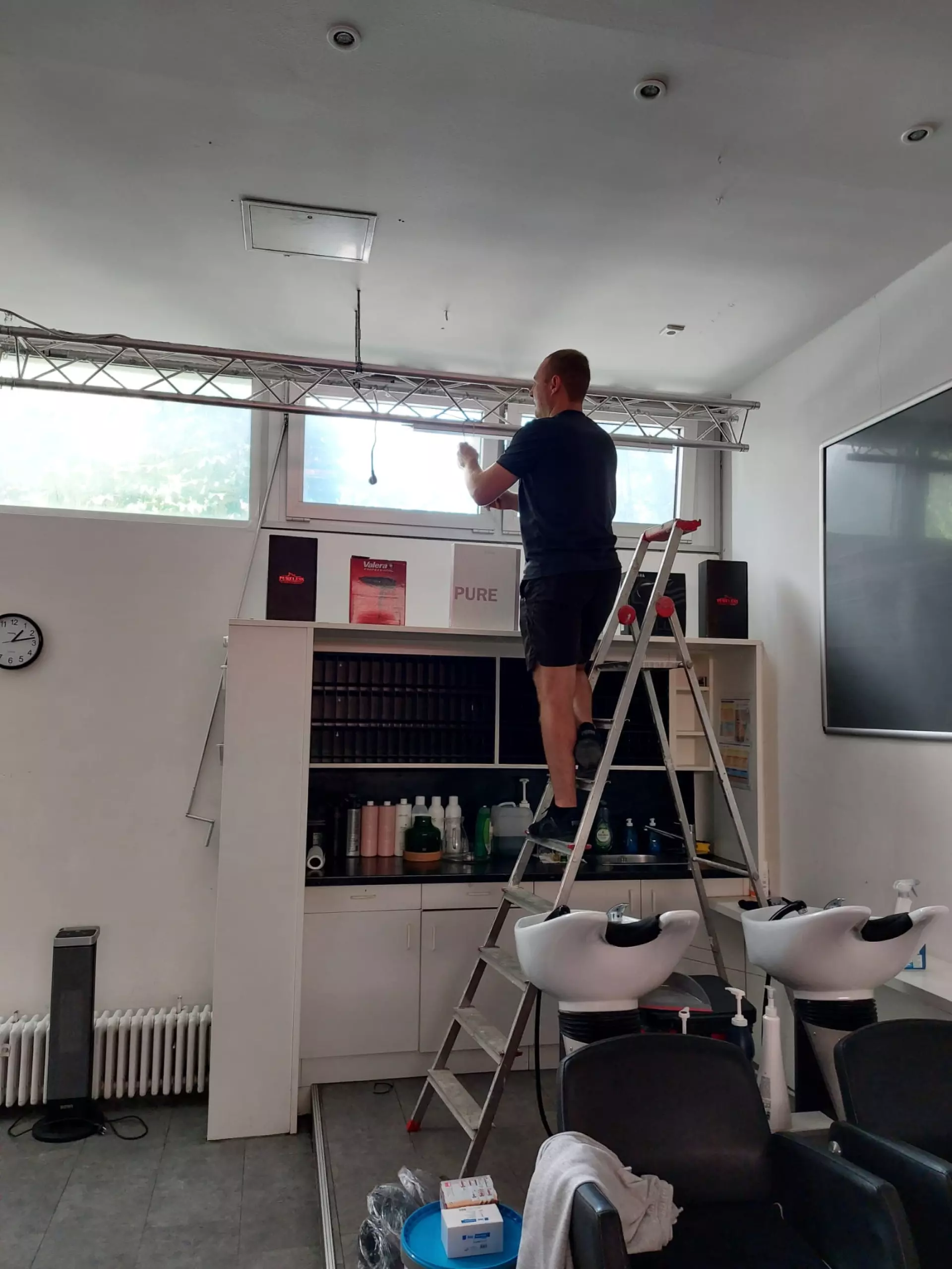 Mitarbeiter entrümpelt eine Gewerbeimmobilie Firmenimmobilie