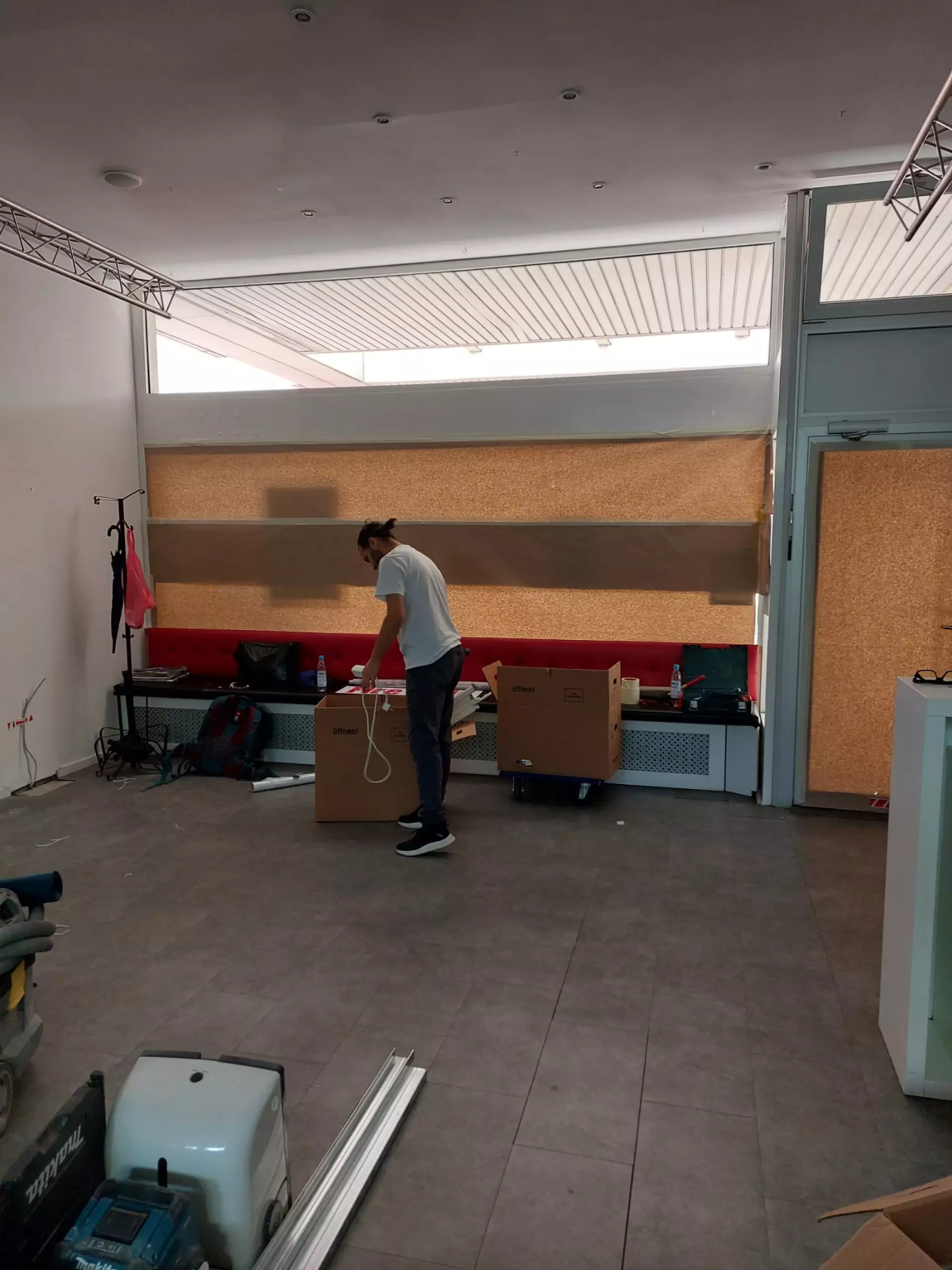 Mitarbeiter während einer gewerblichen Entrümpelung in München